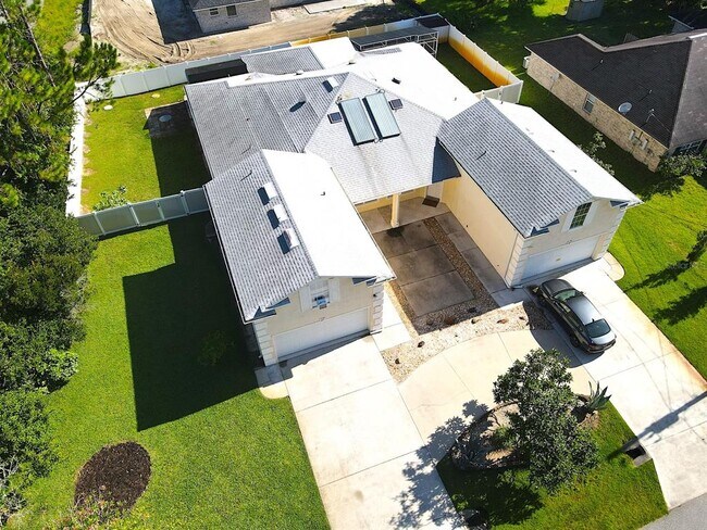 Building Photo - 20 Regis Ln