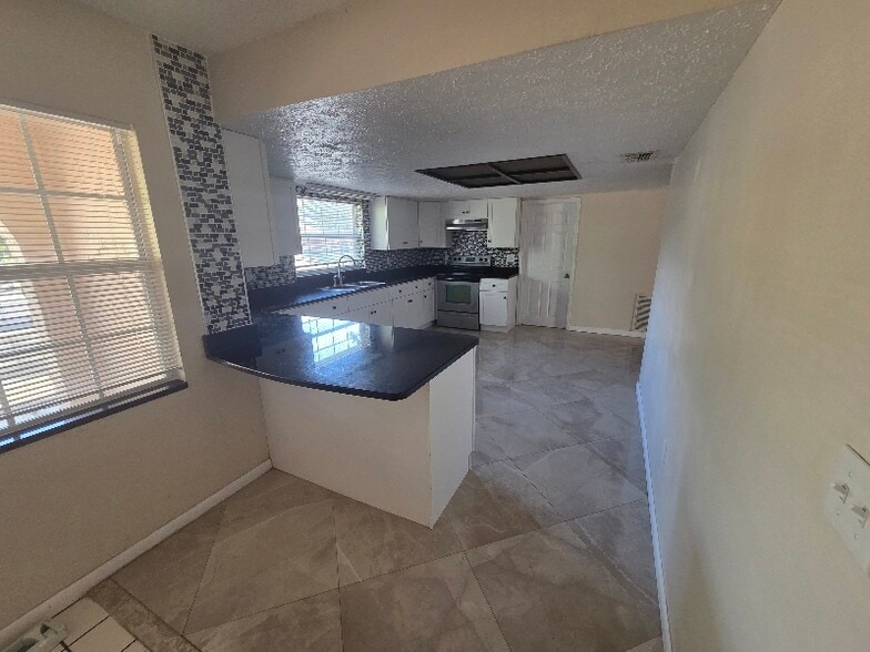 Building Photo - 8649 Forest Lake Dr