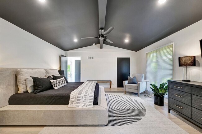 Building Photo - Luxury Ranch House on Champaign Country Club