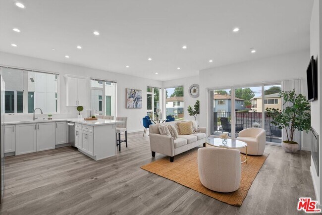 Building Photo - 5114 Cahuenga Blvd