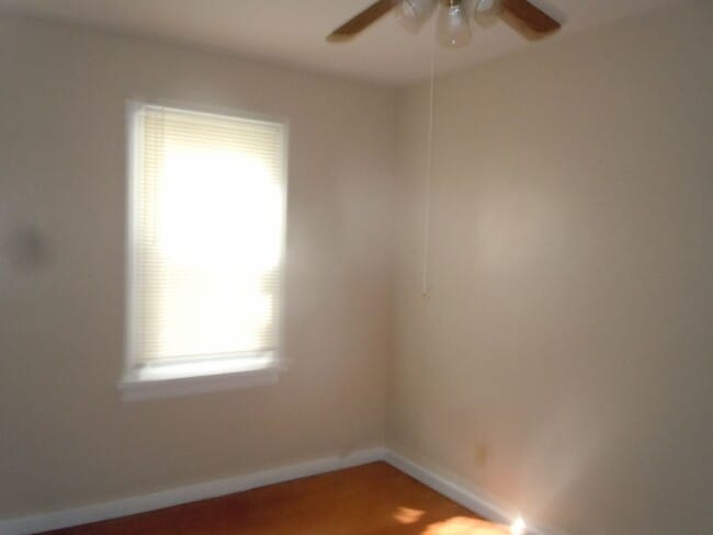 Building Photo - Three Bedroom Home w/Large Kitchen, Oversi...