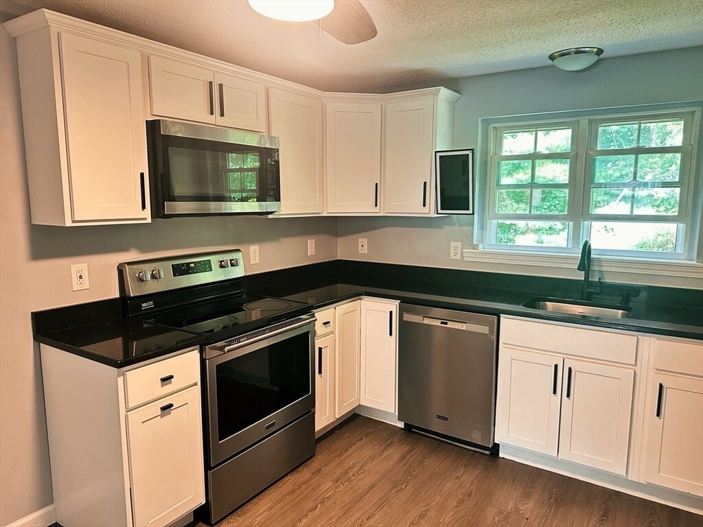 Building Photo - 4 Maple Crest Cir