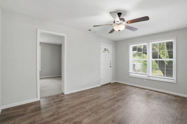 Building Photo - 505 E Heron St