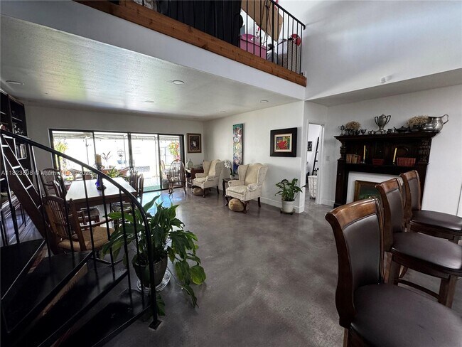 Building Photo - 6984 Greentree Ln