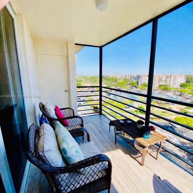 Building Photo - 1100 St Charles Pl