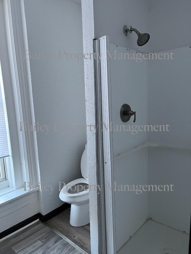 Building Photo - 329 E Oak St