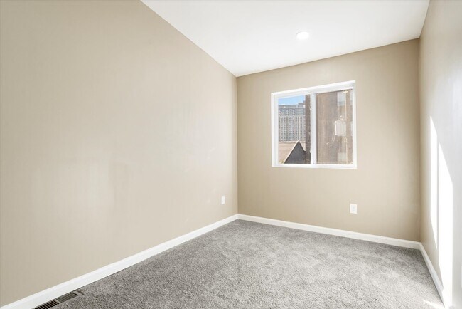 Building Photo - 424 S Eden St