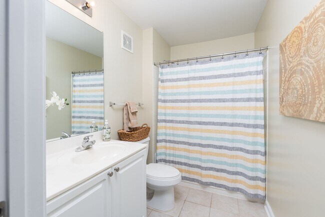 Building Photo - 3 Bedroom Flat, End unit Apartment - Available at Woodlands with $500 deposit. Ask your leasing a...