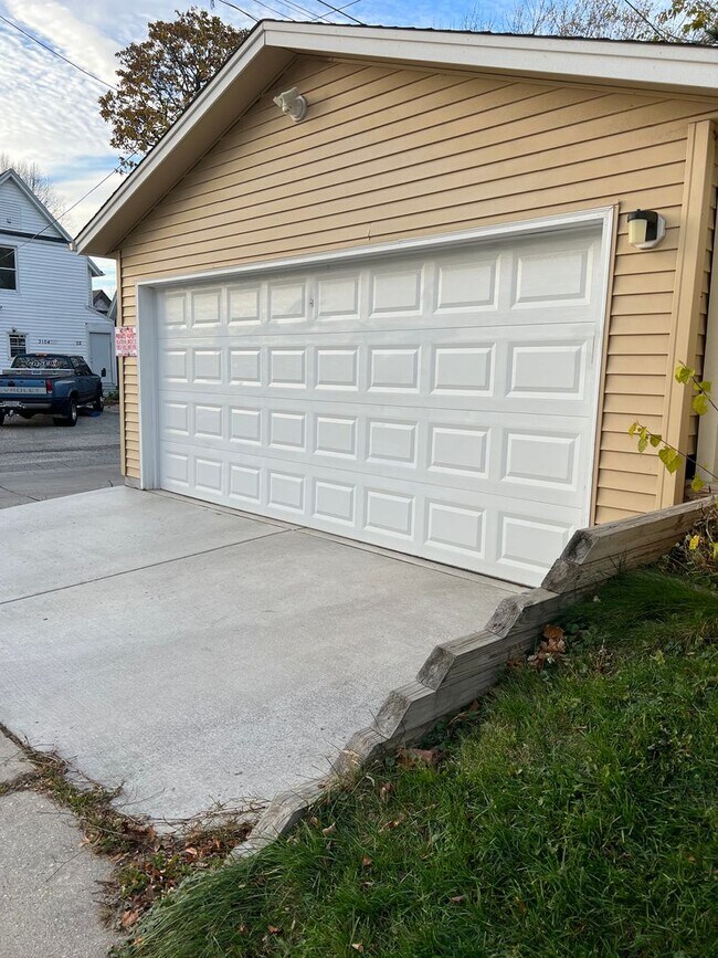 Building Photo - Bartlett Lower