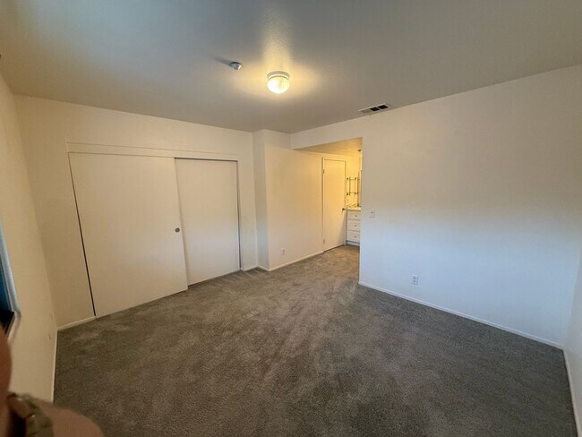 Building Photo - 1090 University Ave