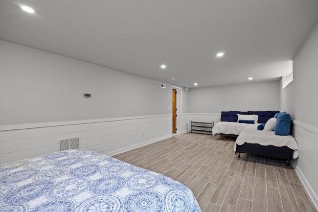 Building Photo - Charming Furnished Estate with Full-Servic...