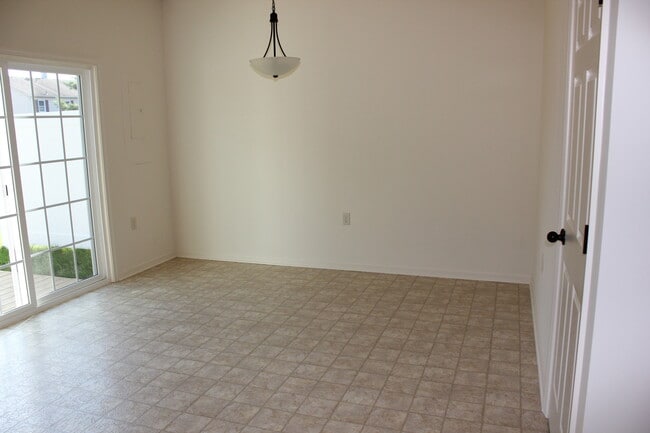Building Photo - 3 Bedroom, 2.5 Bath Two Level Townhouse