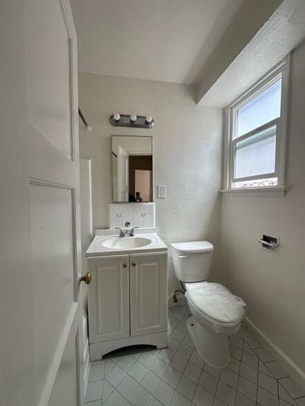 Building Photo - 1737 N Sycamore Ave