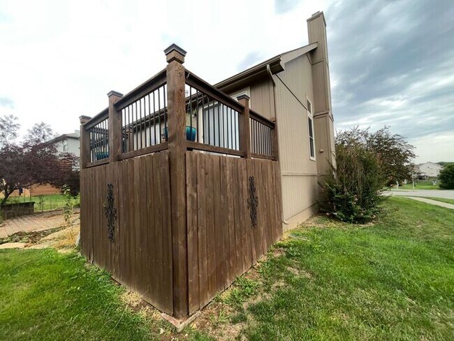 Building Photo - 5 Bedroom, 3 Bathroom California Split Sty...