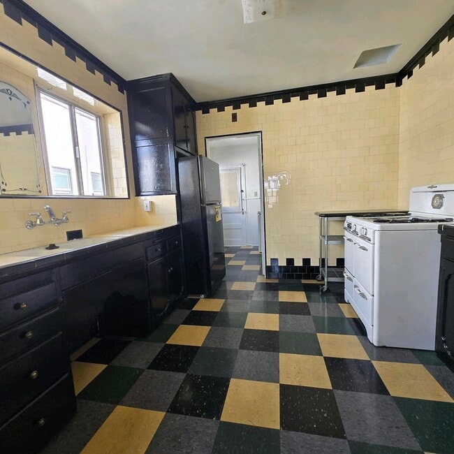 Building Photo - Large upper 2-bedroom Duplex Fairfax area