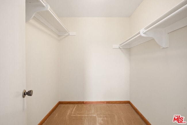 Building Photo - 1547 Palisades Dr