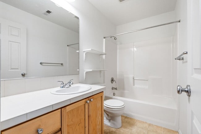 Building Photo - Beautiful Townhome in the Highly Desirable Oak Hills community!