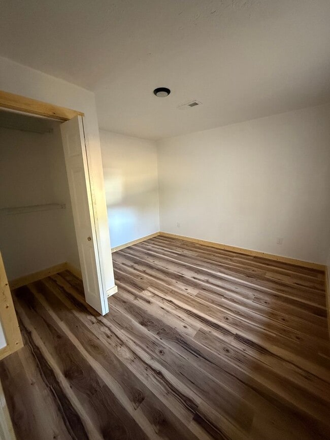 Building Photo - Harriman 37748 - 1 Bedroom, 1 bath Duplex - Call Lisa Vineyard or Shannon Russell 865-216-9334