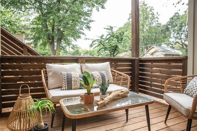 Building Photo - 724 Charles Allen Dr NE