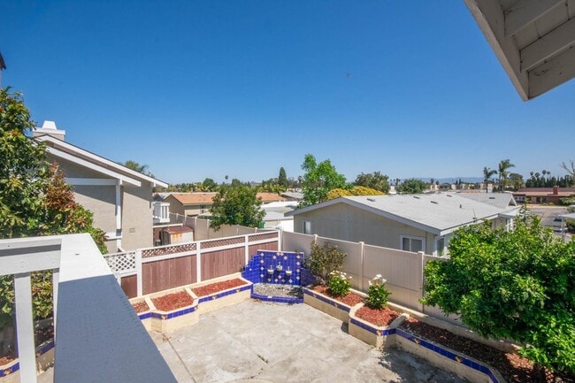 Building Photo - 3BR Townhome with Spacious Fenced Yard!