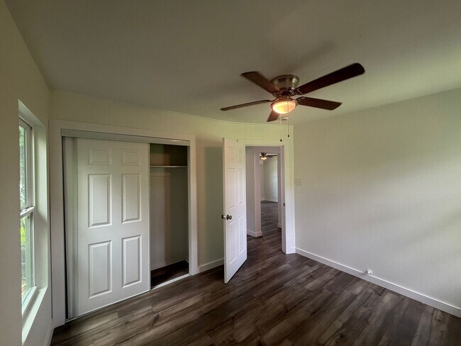 Building Photo - THREE BEDROOM ONE BATH