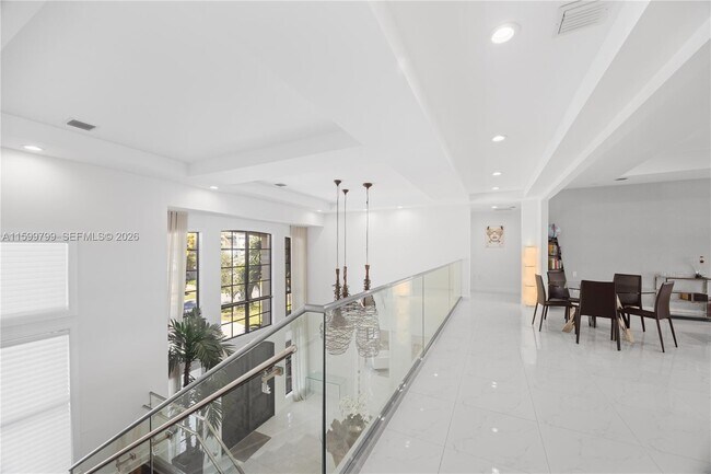 Building Photo - 513 Palm Dr