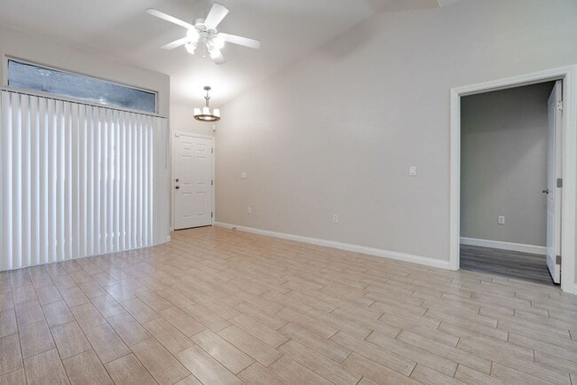 Building Photo - 2305 W Horizon Ridge Pkwy