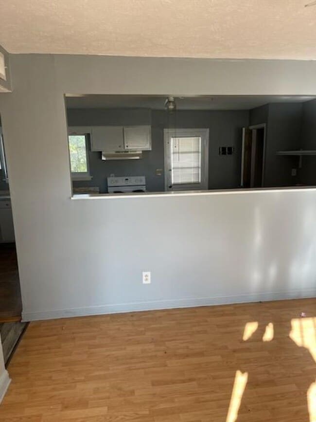Building Photo - Nice 3 Bedroom 1 Bathroom Ranch