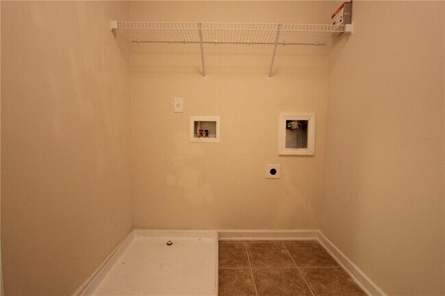 Building Photo - 2132 Greencrest Cir
