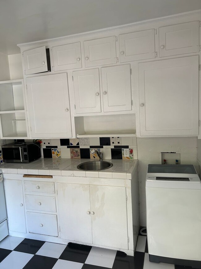 Building Photo - **MIDTOWN - READY FOR MOVE IN** 2 Bedroom/...