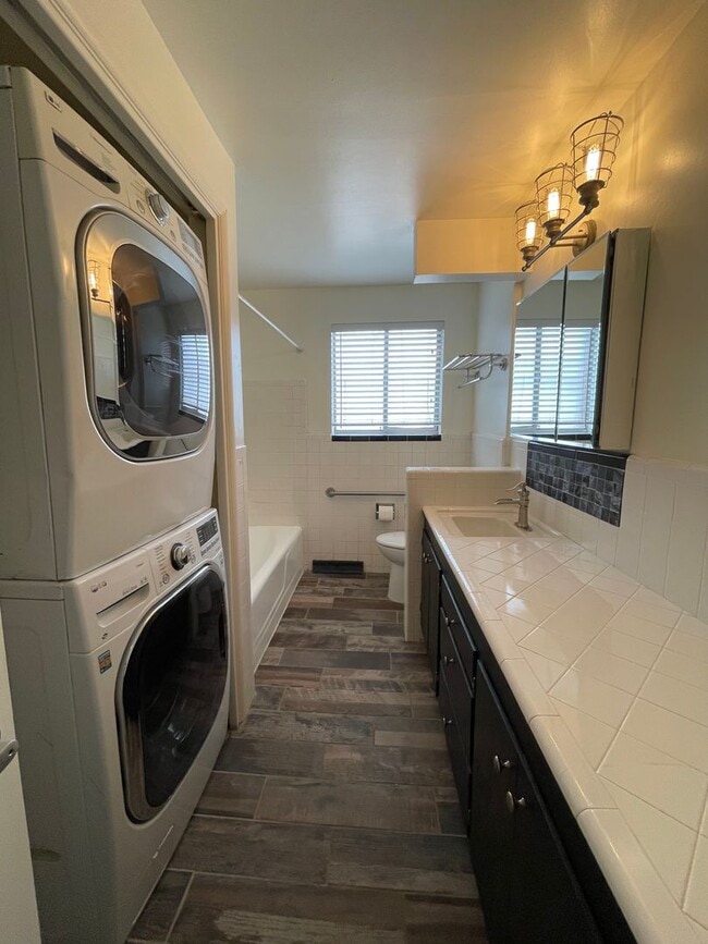 Building Photo - Charming 2 Bed 2 bathroom home with tons of storage space!