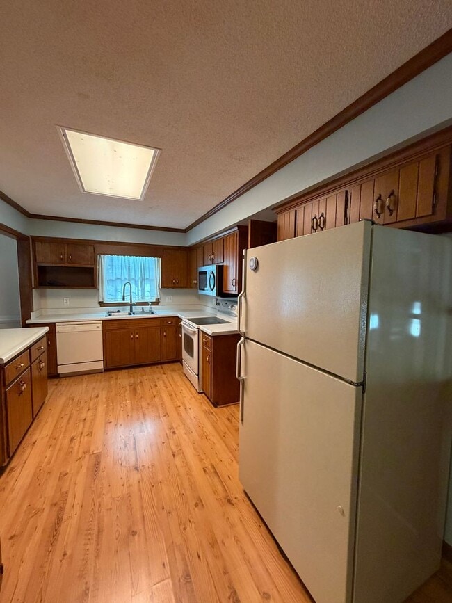 Building Photo - Spacious 3 Bedroom, 2 Bath Home on Over an Acre – Lawn Care Included!