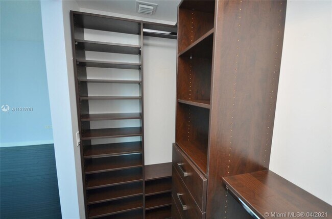 Building Photo - 480 NE 30th St