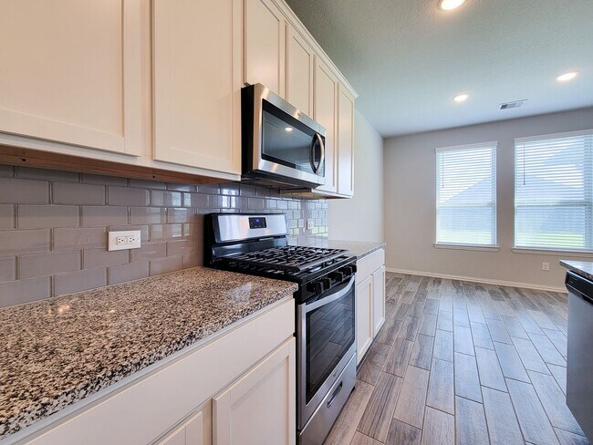 Building Photo - Quiet Cul De Sac! Tray Ceiling in Family & Primary suite. Wood Like Tile, Modern Gray Walls, Grea...