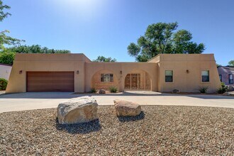 Building Photo - Home in Antelope Hills!