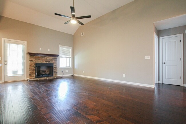 Building Photo - Pet Friendly Three Bedroom!
