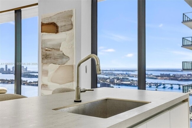 Building Photo - 700 NE 24th St