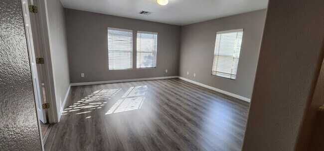 Building Photo - Lone Mountain Heights Luxury Living! 1st-m...