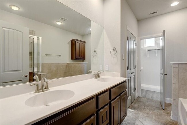 Building Photo - 430 Old Fitzhugh Rd