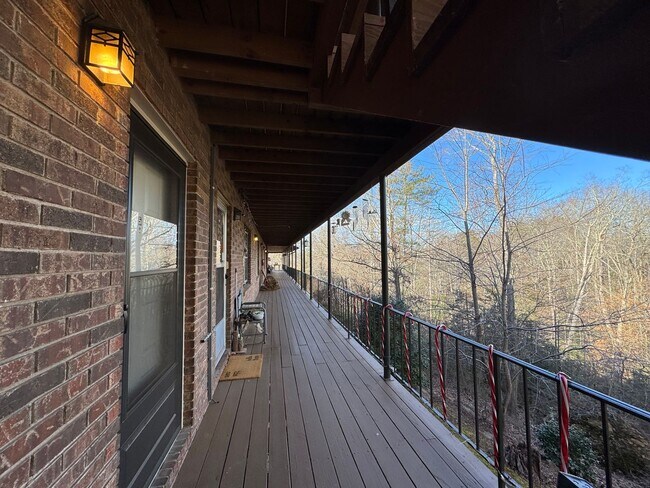 Building Photo - Ground level apartment with washer and dryer included!