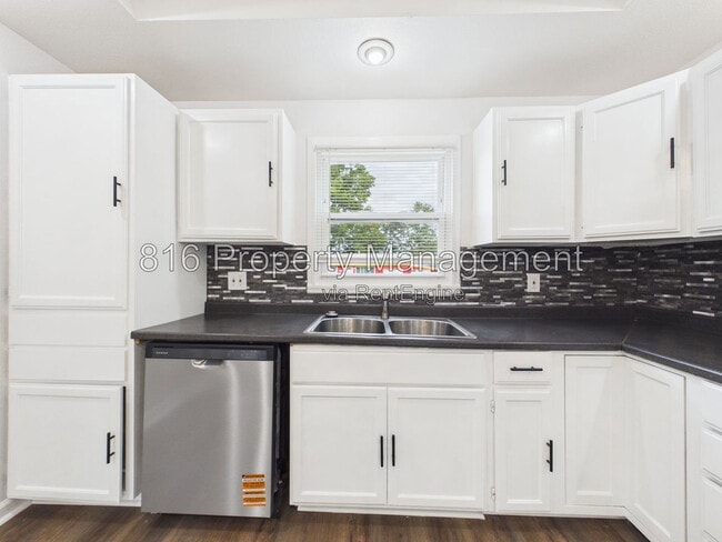 Building Photo - 9109 E 44th St