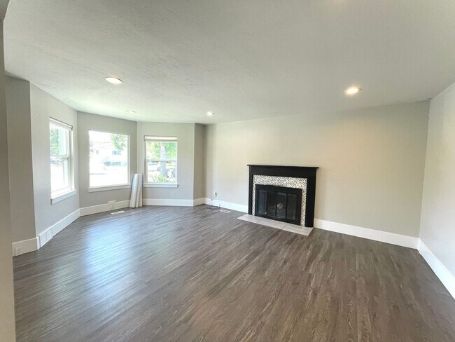 Building Photo - 2 Bed 2 Bath Provo House