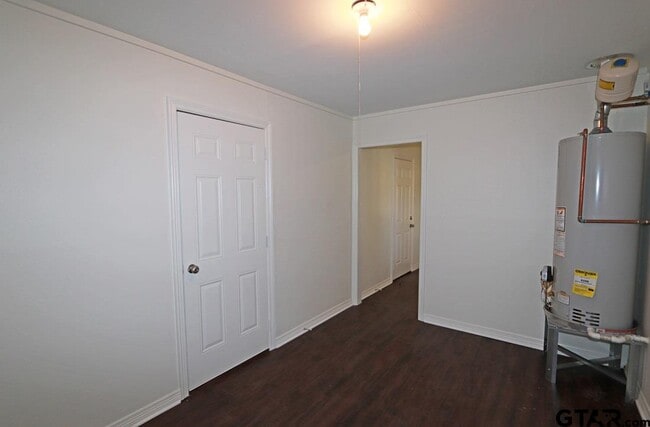 Building Photo - 806 Neches Dr