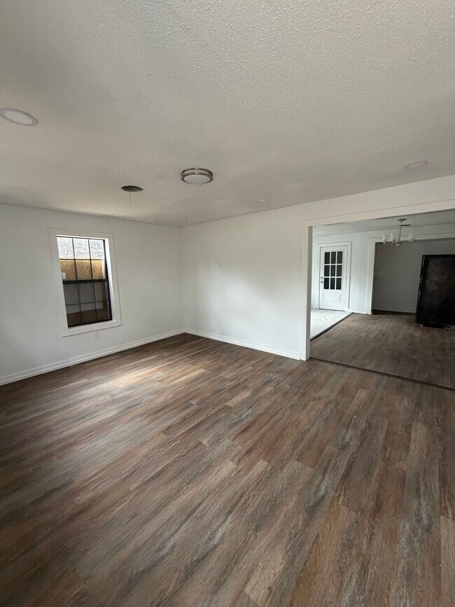 Building Photo - 3081 Sunrise St