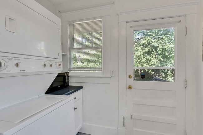 Building Photo - Charming Sylvan Park Shotgun Apartment in a Darling Triplex!