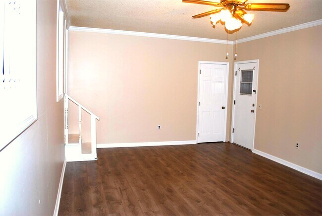 Building Photo - 3105 Pineview Dr SW