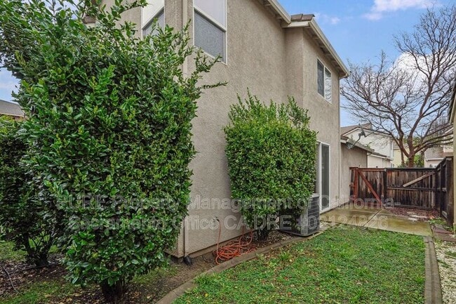 Building Photo - 441 Picasso Cir