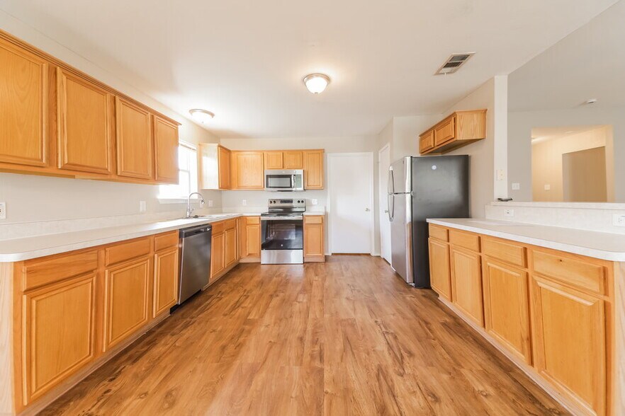 Building Photo - 302 S Chestnut St