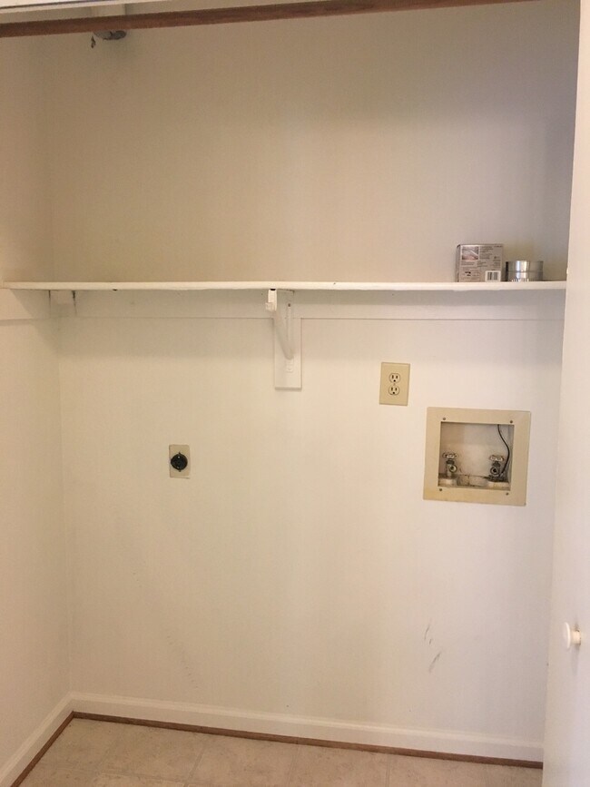 Building Photo - 656 Oleander Cir