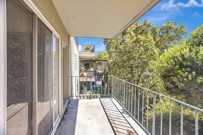 Building Photo - 363 Eden Roc Dr